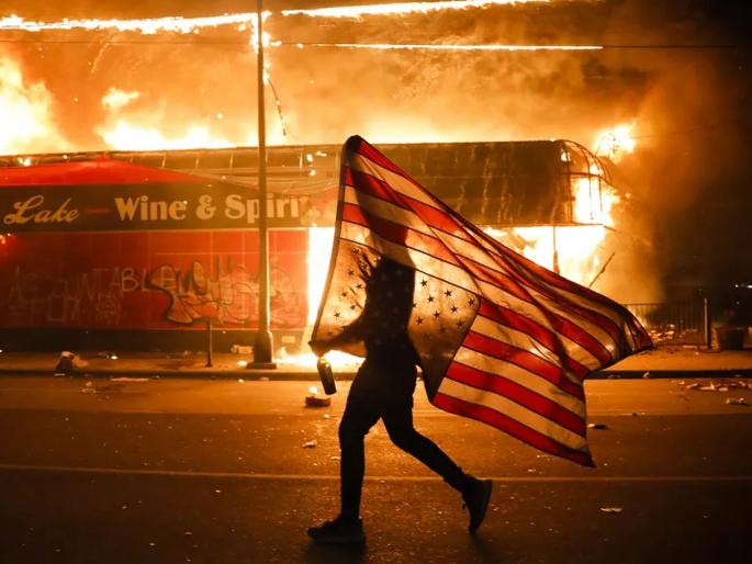 Protests in America over injustice against blacks | कृष्णवर्णीयांवरील अन्यायामुळेच अमेरिकेत निदर्शने Protests in America over injustice against blacks | कृष्णवर्णीयांवरील अन्यायामुळेच अमेरिकेत निदर्शने