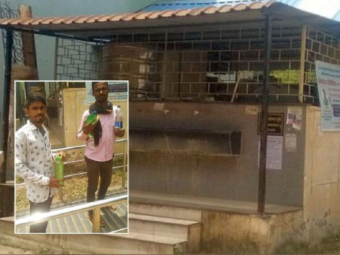 Ro water purifier in the Bhandara district hospital is damaged; people rush to the bus stand for clean water | चार दिवसांपासून आरओ नादुरुस्त; जिल्हा रुग्णालयात शुद्ध पाण्याचा ठणठणाट Ro water purifier in the Bhandara district hospital is damaged; people rush to the bus stand for clean water | चार दिवसांपासून आरओ नादुरुस्त; जिल्हा रुग्णालयात शुद्ध पाण्याचा ठणठणाट
