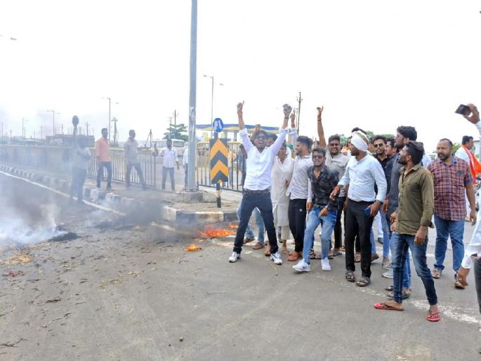 Protesting the Jalanya incident, the protesters burnt the symbolic effigy of the Home Minister | जालन्याच्या घटनेचा निषेध, आंदोलकांनी जाळला गृहमंत्र्यांचा प्रतिकात्मक पुतळा Protesting the Jalanya incident, the protesters burnt the symbolic effigy of the Home Minister | जालन्याच्या घटनेचा निषेध, आंदोलकांनी जाळला गृहमंत्र्यांचा प्रतिकात्मक पुतळा