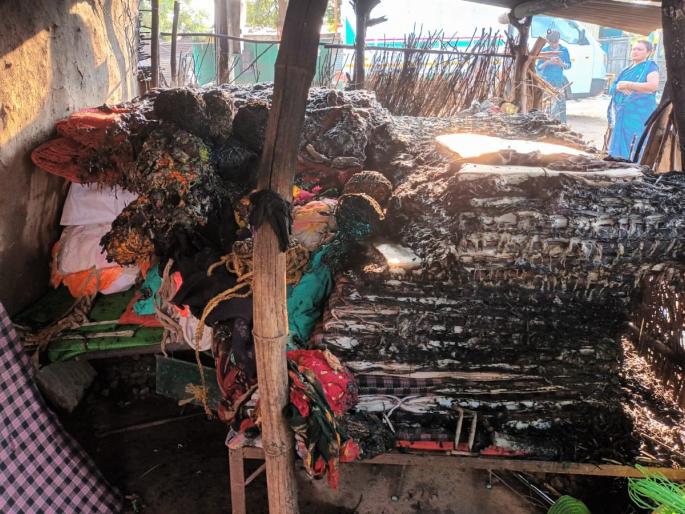 decoration material burnt due to Short circuit; estimated loss of three lakhs | शॉर्ट सर्किटने डेकोरेशन साहित्याचा कोळसा; तीन लाखांच्या नुकसानीचा अंदाज  decoration material burnt due to Short circuit; estimated loss of three lakhs | शॉर्ट सर्किटने डेकोरेशन साहित्याचा कोळसा; तीन लाखांच्या नुकसानीचा अंदाज