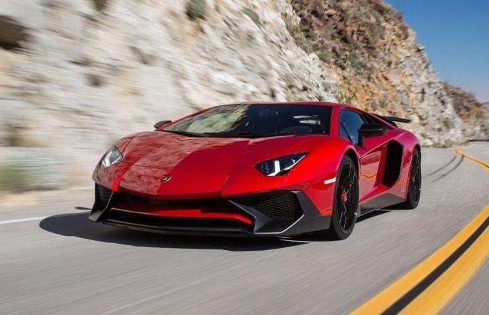 Tourist driving Lamborghini racks up 31 lakh fines | दुबईत लॅम्बॉर्गिनी पळवणं पर्यटकाला पडलं महागात, ३ तासात ३१ लाखांचा दंड!