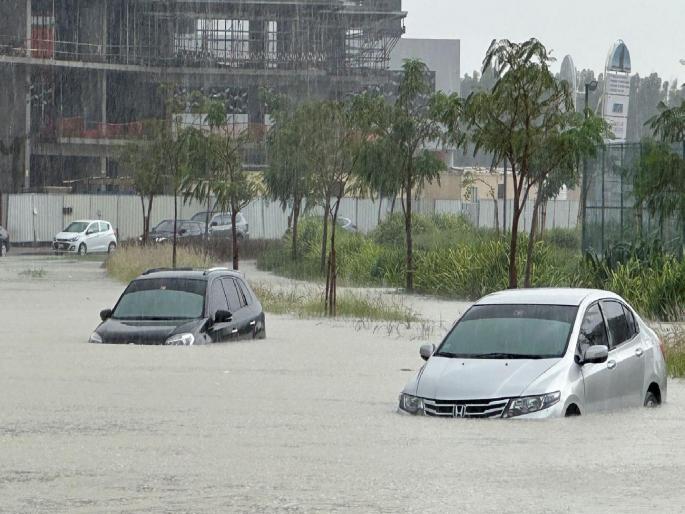 A year's worth of rain fell in a single day in dubai | दुबईची झाली डुबई! वर्षभराचा पाऊस झाला एकाच दिवसात; विमानतळ तुंबले