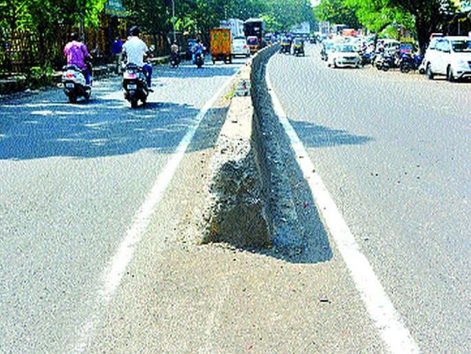 Accident caused by incorrect interpreter in thane | चुकीच्या दुभाजकामुळे होताहेत अपघात Accident caused by incorrect interpreter in thane | चुकीच्या दुभाजकामुळे होताहेत अपघात