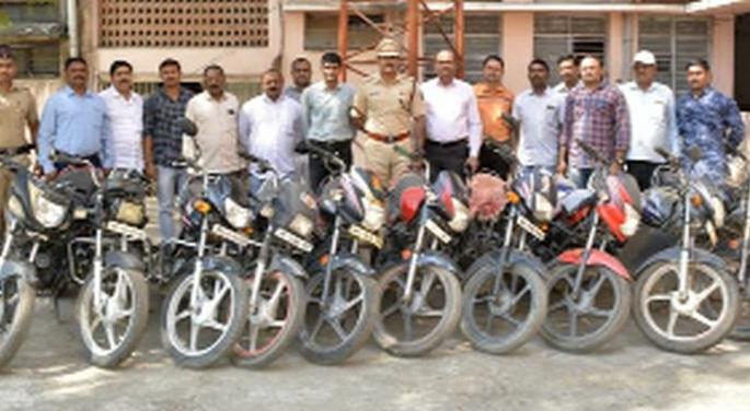 Receiving 3 stolen motorcycles | चोरीच्या १० मोटारसायकली हस्तगत Receiving 3 stolen motorcycles | चोरीच्या १० मोटारसायकली हस्तगत