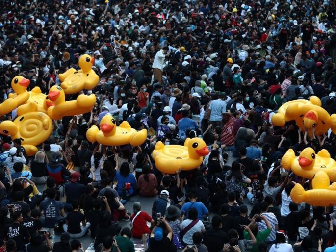 Thai Youth Duck Revolution for democracy | लोकशाहीसाठी  थाई तरुणांची बदक क्रांती Thai Youth Duck Revolution for democracy | लोकशाहीसाठी  थाई तरुणांची बदक क्रांती
