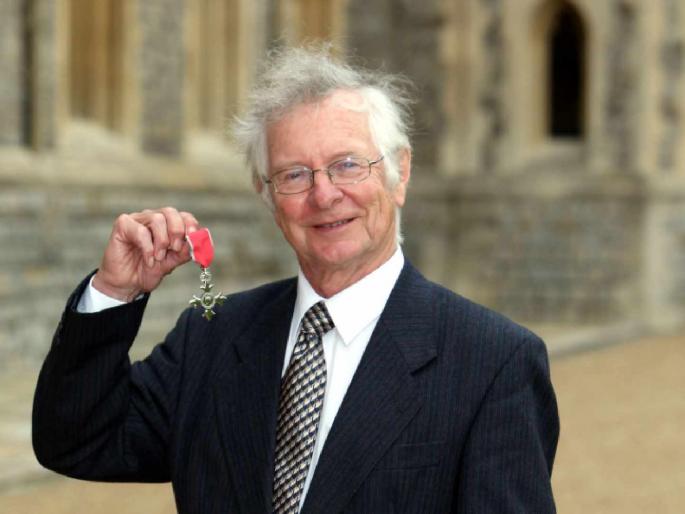 frank Duckworth co inventor DLS method in cricket dies at 84 Duckworth Lewis stern method | क्रिकेटविश्वातून दु:खद बातमी! डकवर्थ-लुईस नियम बनवणारे फ्रँक डकवर्थ यांचे ८४व्या वर्षी निधन
