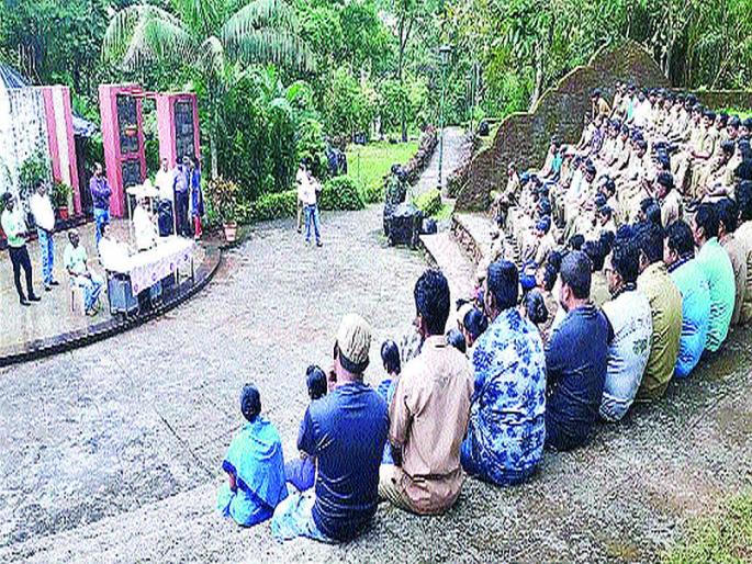 Training of contract staff in the garden department | उद्यान विभागामधील कंत्राटी कर्मचाऱ्यांना प्रशिक्षण Training of contract staff in the garden department | उद्यान विभागामधील कंत्राटी कर्मचाऱ्यांना प्रशिक्षण