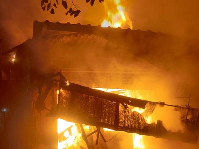 Milk dairy materials consumed in fierce fire | भीषण आगीत दूध डेअरीतील साहित्य खाक Milk dairy materials consumed in fierce fire | भीषण आगीत दूध डेअरीतील साहित्य खाक