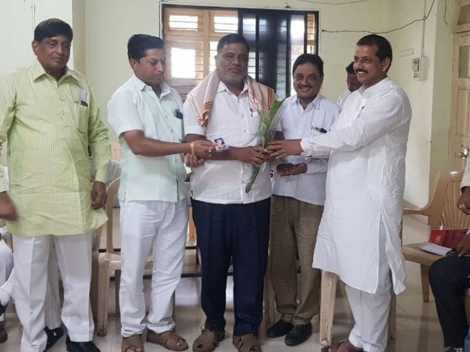 In Amalner, politicians came together and formed a milk union | अमळनेरात राजकारण्यांनी एकत्र येऊन केली दूध संघाची स्थापना In Amalner, politicians came together and formed a milk union | अमळनेरात राजकारण्यांनी एकत्र येऊन केली दूध संघाची स्थापना