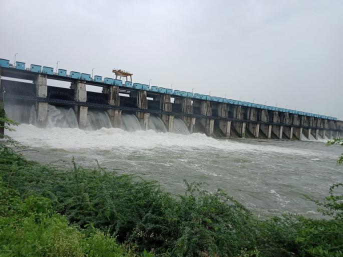 Twelve doors of the Dudhna project opened; Heavy rains increased water arrivals | दुधना प्रकल्पाचे बारा दरवाजे उघडले; मुसळधार पावसाने आवक वाढली