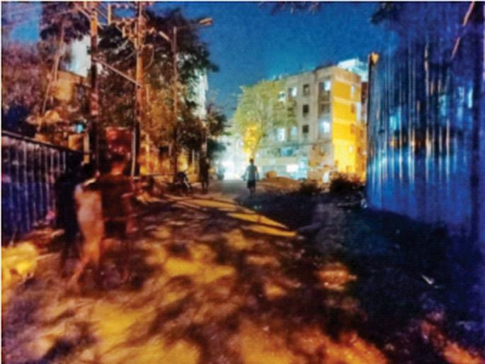 People have to get out of the darkness | CoronaVirus: लोकांना अंधारातून काढावी लागते वाट; नारंगी परिसरात पालिकेची दिवाबत्ती गुल People have to get out of the darkness | CoronaVirus: लोकांना अंधारातून काढावी लागते वाट; नारंगी परिसरात पालिकेची दिवाबत्ती गुल