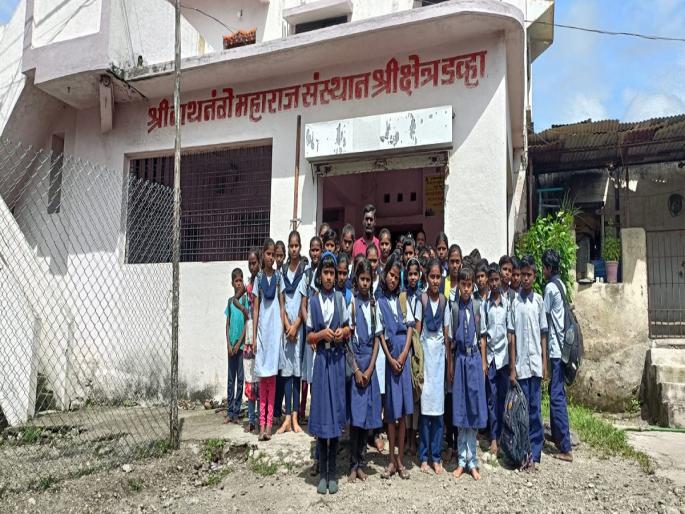 Due to lack of classrooms in Washim district, the school is being filled in the temple | शाळेत वर्गखोल्यांची कमतरता; मंदिरातच भरते जिल्हा परिषदेची शाळा  Due to lack of classrooms in Washim district, the school is being filled in the temple | शाळेत वर्गखोल्यांची कमतरता; मंदिरातच भरते जिल्हा परिषदेची शाळा