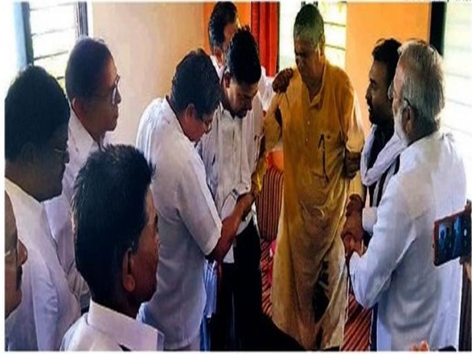 Due to not getting sugarcane money at Chopda | चोपडा येथे उसाचे पैसे मिळत नसल्याने आत्महत्येचा प्रयत्न