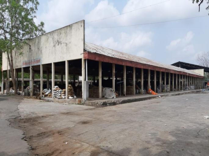 Due to the closure of the market committee | जळगाव जिल्ह्यातील बाजार समितींंच्या बंदमुळे व्यवहार ठप्प Due to the closure of the market committee | जळगाव जिल्ह्यातील बाजार समितींंच्या बंदमुळे व्यवहार ठप्प