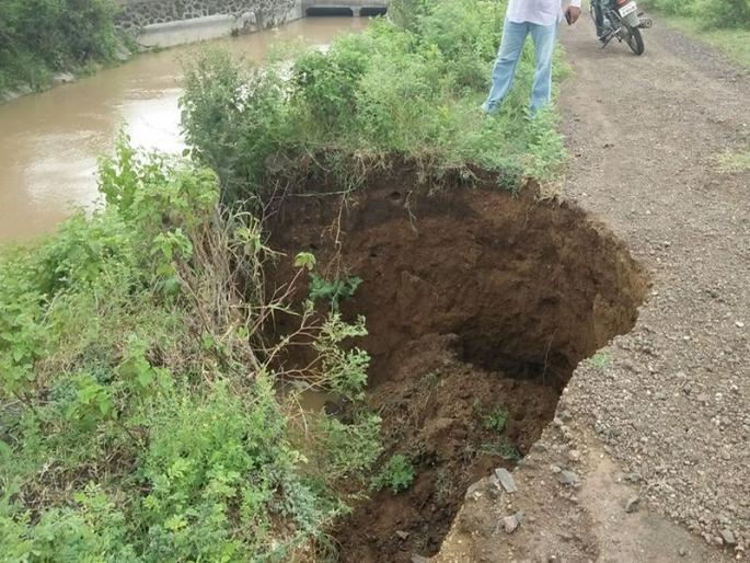 Due to the fall in crops, loss of crops in Jalgaon district, the development of panchamam | परतीच्या पावसामुळे जळगाव जिल्ह्यात पिकांचे नुकसान, पंचनामे सुरू Due to the fall in crops, loss of crops in Jalgaon district, the development of panchamam | परतीच्या पावसामुळे जळगाव जिल्ह्यात पिकांचे नुकसान, पंचनामे सुरू