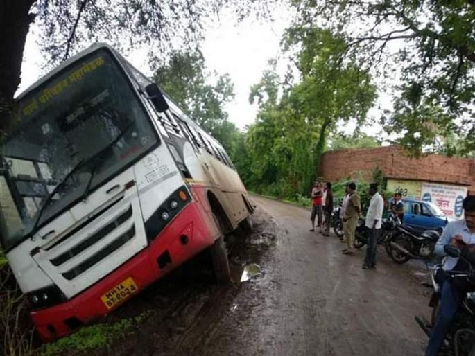Due to the narrow road bus accident | अरुंद रस्त्यामुळे बस खड्ड्यात, जळगाव-आव्हाणे रस्त्यावरील घटना Due to the narrow road bus accident | अरुंद रस्त्यामुळे बस खड्ड्यात, जळगाव-आव्हाणे रस्त्यावरील घटना