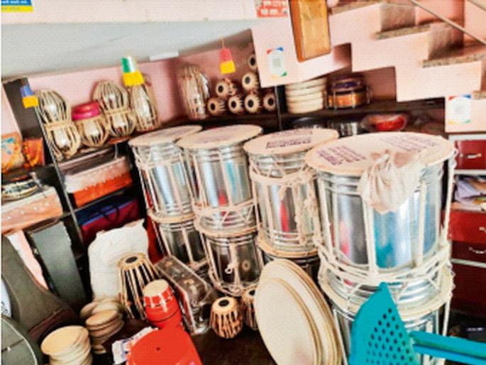 The sound of assembly elections was heard in the market of musical instruments; Turnover increased, candidates in the state rushed to buy | निवडणुकीचे सूर उमटले वाद्यांच्या बाजारात; उलाढाल वाढली, राज्यातील उमेदवारांची खरेदीसाठी धाव The sound of assembly elections was heard in the market of musical instruments; Turnover increased, candidates in the state rushed to buy | निवडणुकीचे सूर उमटले वाद्यांच्या बाजारात; उलाढाल वाढली, राज्यातील उमेदवारांची खरेदीसाठी धाव