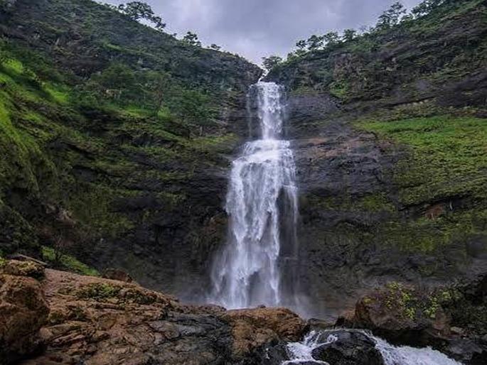 Three students of Aurangabad disappeared at Dugarwadi Falls in Trimbakeshwar; The girl's death body was found | त्र्यंबकेश्वरच्या दुगारवाडी धबधब्यात औरंगाबादचे तिघे विद्यार्थी बेपत्ता; युवतीचा मृतदेह सापडला