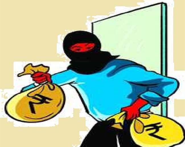 Fearing theft, he hid the ornaments in a box of wheat | चोरीच्या भीतीने गव्हाच्या डब्यात दागिने लपवले मायलेकीची नजर चुकवत १५ तोळे लांबविले Fearing theft, he hid the ornaments in a box of wheat | चोरीच्या भीतीने गव्हाच्या डब्यात दागिने लपवले मायलेकीची नजर चुकवत १५ तोळे लांबविले