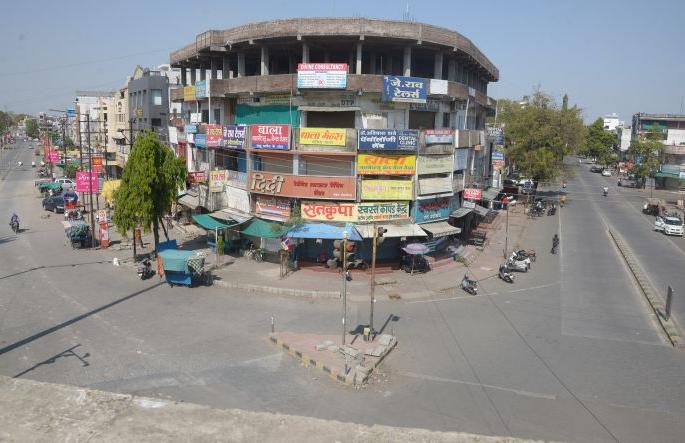 Shops closed, roads and markets empty : Nagpurites fulfilled their responsibility | दुकाने बंद, रस्ते-बाजारपेठा ओस : नागपूरकरांनी पार पाडली जबाबदारी Shops closed, roads and markets empty : Nagpurites fulfilled their responsibility | दुकाने बंद, रस्ते-बाजारपेठा ओस : नागपूरकरांनी पार पाडली जबाबदारी