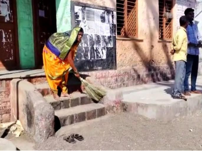 Before assuming office, the Sarpanch personally swept the Gram Panchayat | सरपंचांनी पदभार स्वीकारण्यापूर्वी ग्रामपंचायतीमध्ये स्वतः झाडू मारून केली स्वच्छता Before assuming office, the Sarpanch personally swept the Gram Panchayat | सरपंचांनी पदभार स्वीकारण्यापूर्वी ग्रामपंचायतीमध्ये स्वतः झाडू मारून केली स्वच्छता