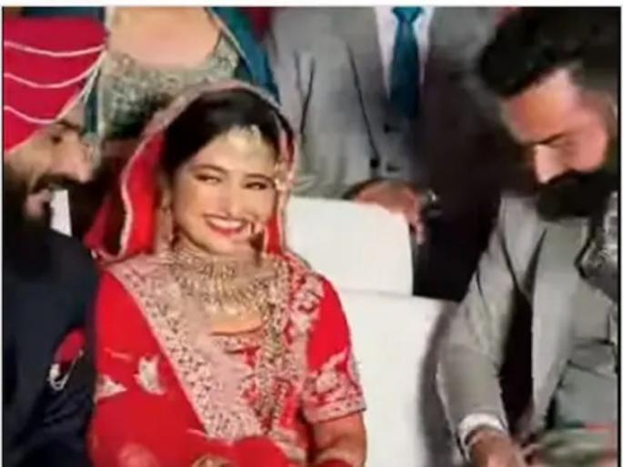 friends gives surprise gift to bride groom gets scarred | आरंर! काय म्हणावं हे, मित्रांनी असं गिफ्ट दिलं वधुला की नवरोबाच्या तोंडच पाणीच पळालं friends gives surprise gift to bride groom gets scarred | आरंर! काय म्हणावं हे, मित्रांनी असं गिफ्ट दिलं वधुला की नवरोबाच्या तोंडच पाणीच पळालं