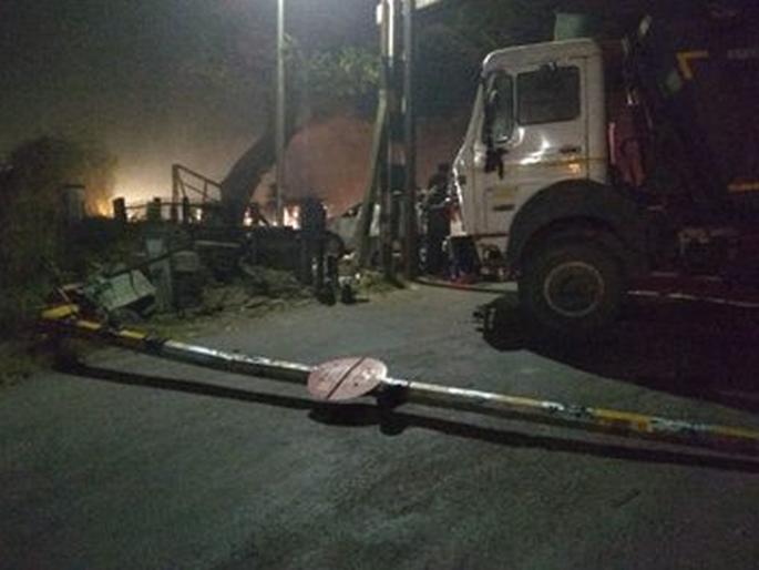 central railway service affects after technical problem in overhead wire | डंपरनं रेल्वे गेटला धडक दिल्यानं तांत्रिक बिघाड; मध्य रेल्वेच्या वाहतुकीचा खोळंबा