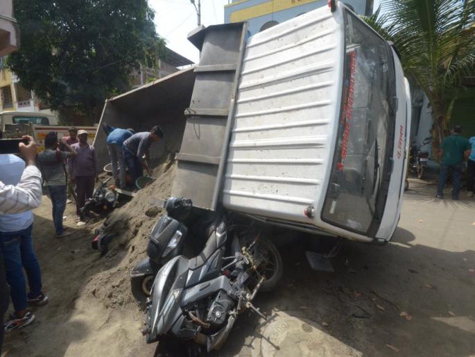 Dumper overturns youth narrowly escapes Loss of life averted incident in Pimpri Chinchwad | Video: डंपर उलटला अन् तरुण थोडक्यात बचावला; जीवितहानी टळली, पिंपरी चिंचवड मधील घटना Dumper overturns youth narrowly escapes Loss of life averted incident in Pimpri Chinchwad | Video: डंपर उलटला अन् तरुण थोडक्यात बचावला; जीवितहानी टळली, पिंपरी चिंचवड मधील घटना