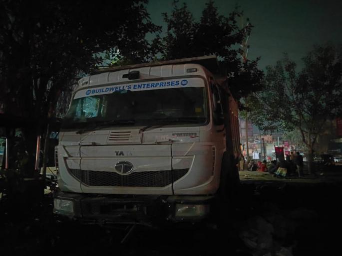 Argument with stall driver; Hits customer service center, dumper driver's feat before crushing 9 people | टपरीचालकाबरोबर वाद; ग्राहक सेवा केंद्राला धडक, ९ जणांना चिरडण्याअगोदर डंपरचालकाचे पराक्रम Argument with stall driver; Hits customer service center, dumper driver's feat before crushing 9 people | टपरीचालकाबरोबर वाद; ग्राहक सेवा केंद्राला धडक, ९ जणांना चिरडण्याअगोदर डंपरचालकाचे पराक्रम