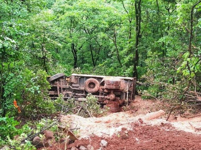 Dumper collapses in Karul Ghat; Lost contact with the driver | करुळ घाटात डंपर कोसळला; चालकाशी संपर्क तुटला Dumper collapses in Karul Ghat; Lost contact with the driver | करुळ घाटात डंपर कोसळला; चालकाशी संपर्क तुटला