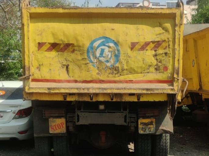 Tipper caught transporting illegal sand | अवैध रेती वाहतूक करणारे टिप्पर पकडले Tipper caught transporting illegal sand | अवैध रेती वाहतूक करणारे टिप्पर पकडले