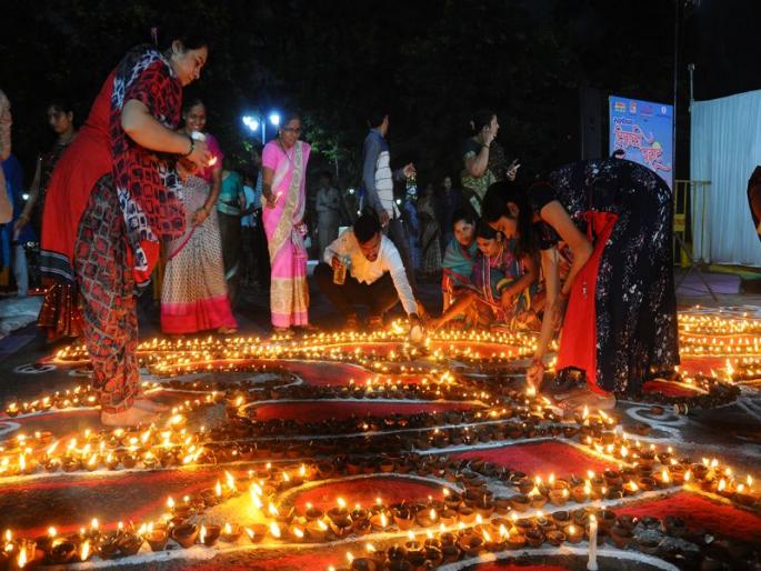 Duplia dawn celebrates the rainy season in Jalgaon | जळगावात सप्तसुरांनी उजळली दिवाळी पहाट Duplia dawn celebrates the rainy season in Jalgaon | जळगावात सप्तसुरांनी उजळली दिवाळी पहाट