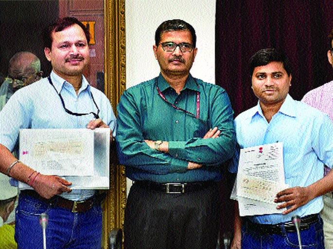 Dauranto Express drivers felicitated; Pran survived two victims of hundreds of passengers | दुरान्तो एक्स्प्रेसच्या ड्रायव्हरांचा सत्कार; शेकडो प्रवाशांचे दोघांनी वाचविले प्राण Dauranto Express drivers felicitated; Pran survived two victims of hundreds of passengers | दुरान्तो एक्स्प्रेसच्या ड्रायव्हरांचा सत्कार; शेकडो प्रवाशांचे दोघांनी वाचविले प्राण