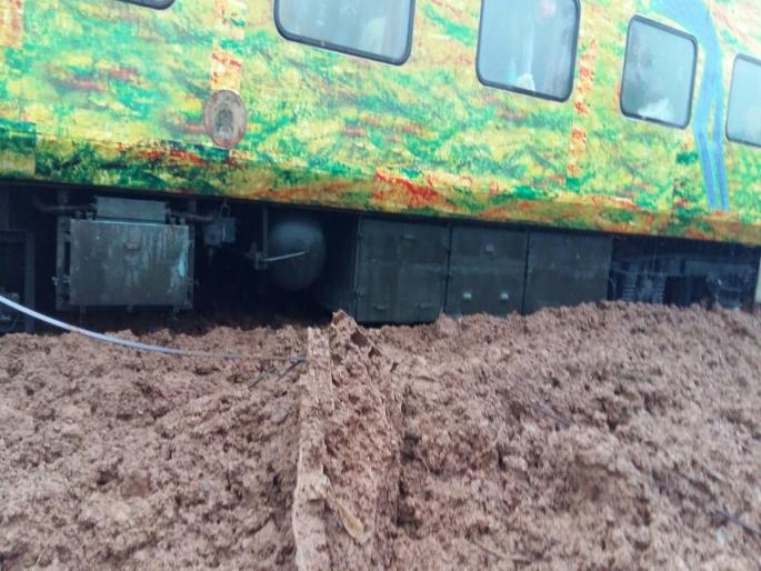 Rail passenger trains in Vasind railway station; Hold the Dadar and Amritsar Express | वाशिंद रेल्वे स्थानकात रेल्वे प्रवाशांचा रेलरोको; दादर-अमृतसर एक्स्प्रेस 35 मिनिटं धरली रोखून Rail passenger trains in Vasind railway station; Hold the Dadar and Amritsar Express | वाशिंद रेल्वे स्थानकात रेल्वे प्रवाशांचा रेलरोको; दादर-अमृतसर एक्स्प्रेस 35 मिनिटं धरली रोखून