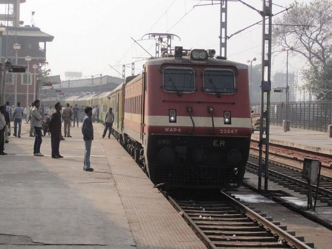 Incidents of Fire, Railway Station in Mumbai-Howrah Duranto Express | मुंबई-हावडा दुरंतो एक्स्प्रेसच्या इंजिनला आग, टाकळी रेल्वे स्थानकावरील घटना Incidents of Fire, Railway Station in Mumbai-Howrah Duranto Express | मुंबई-हावडा दुरंतो एक्स्प्रेसच्या इंजिनला आग, टाकळी रेल्वे स्थानकावरील घटना