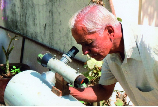 The makers of the telescope Vasantrao Gundale, Kolhapur have many awards | दुर्बिणीचे निर्माते वसंतराव गुंडाळे, कोल्हापुरात अनेक अवलिये The makers of the telescope Vasantrao Gundale, Kolhapur have many awards | दुर्बिणीचे निर्माते वसंतराव गुंडाळे, कोल्हापुरात अनेक अवलिये