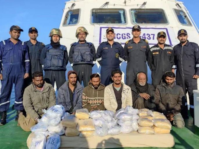 400 crore worth of heroin seized from a Pakistani boat Seven people were arrested | पाकिस्तानच्या बोटीतून आलेले ४०० कोटी रुपयांचे हेरॉइन जप्त; सात जणांना केली अटक 400 crore worth of heroin seized from a Pakistani boat Seven people were arrested | पाकिस्तानच्या बोटीतून आलेले ४०० कोटी रुपयांचे हेरॉइन जप्त; सात जणांना केली अटक