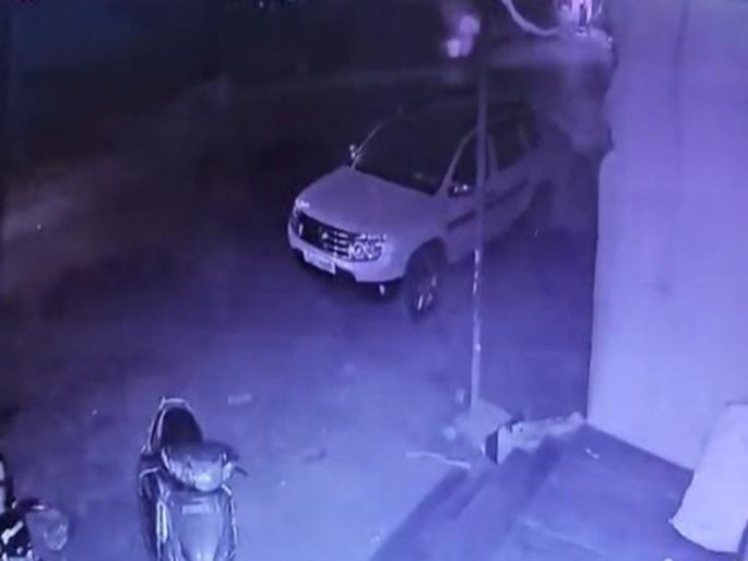 Chhattisgarh : Durg suspicion wife affair with boss husband blew up boss car with remote control Bomb | यूट्यूबवर पाहून बनवला बॉम्ब अन् पत्नीच्या बॉसची उडवली कार; आरोपीला अटक Chhattisgarh : Durg suspicion wife affair with boss husband blew up boss car with remote control Bomb | यूट्यूबवर पाहून बनवला बॉम्ब अन् पत्नीच्या बॉसची उडवली कार; आरोपीला अटक