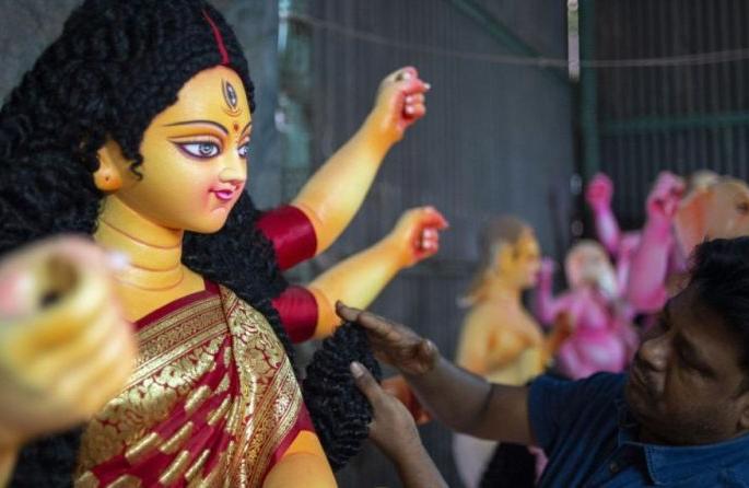 Confusion among sculptors about the height of the idol of Goddess Durga | दुर्गादेवीच्या मूर्तीच्या उंचीबाबत मूर्तिकारांमध्ये संभ्रम Confusion among sculptors about the height of the idol of Goddess Durga | दुर्गादेवीच्या मूर्तीच्या उंचीबाबत मूर्तिकारांमध्ये संभ्रम