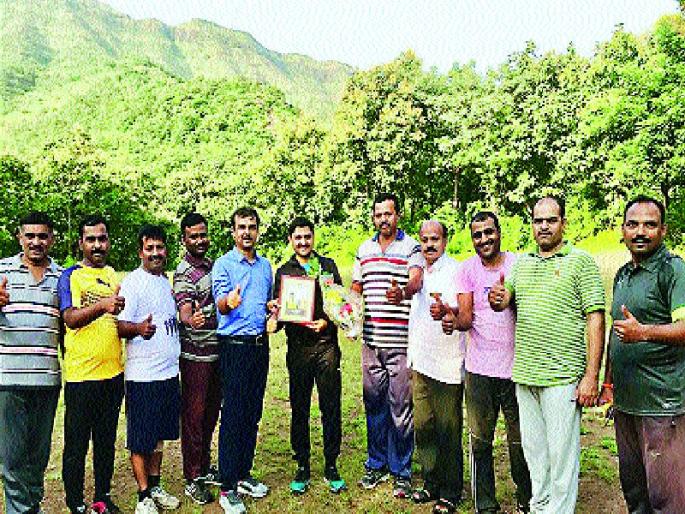 In the last eight years, honor of four hundred fort fortresses, Prashant Vinode | आठ वर्षांत चारशे गड-किल्ले सर, प्रशांत विनोदे यांचा सन्मान In the last eight years, honor of four hundred fort fortresses, Prashant Vinode | आठ वर्षांत चारशे गड-किल्ले सर, प्रशांत विनोदे यांचा सन्मान