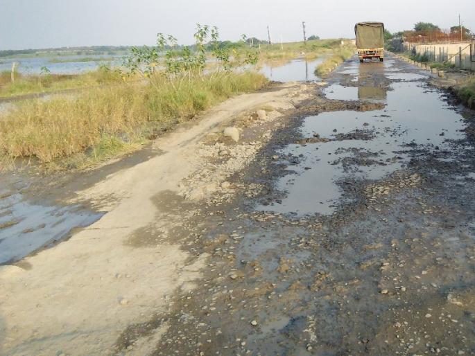 Dhulwad celebrates the canal in Veergaon; Lack of millions of liters of water | वीरगाव येथे कालवा फोडून धुळवड साजरी; लाखो लिटर पाण्याची नासाडी Dhulwad celebrates the canal in Veergaon; Lack of millions of liters of water | वीरगाव येथे कालवा फोडून धुळवड साजरी; लाखो लिटर पाण्याची नासाडी