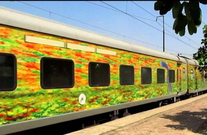 Armed Men Loot Passengers In 2 AC Coaches Of Duronto Express In Delhi | दुरांतो एक्सप्रेसवर दरोडा, प्रवाशांचे दागिने, पैसे लांबवले Armed Men Loot Passengers In 2 AC Coaches Of Duronto Express In Delhi | दुरांतो एक्सप्रेसवर दरोडा, प्रवाशांचे दागिने, पैसे लांबवले