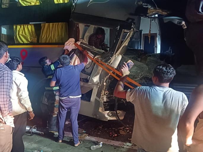 A speeding private bus collided with a truck on the Samriddhi highway, two seriously | समृद्धी महामार्गावर भरधाव खासगी बस ट्रकवर आदळली, दोन गंभीर A speeding private bus collided with a truck on the Samriddhi highway, two seriously | समृद्धी महामार्गावर भरधाव खासगी बस ट्रकवर आदळली, दोन गंभीर