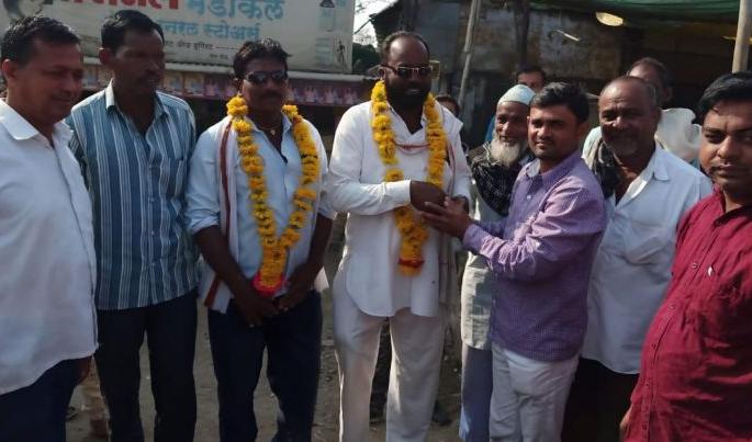 The two-wheeler came running like God; The lives of two children, including a mother who jumped into a well, were saved | दुचाकीस्वार देवासारखे धावून आले; विहीरीत उडी घेतलेल्या मातेसह दोन चिमुकल्यांचे प्राण वाचविले The two-wheeler came running like God; The lives of two children, including a mother who jumped into a well, were saved | दुचाकीस्वार देवासारखे धावून आले; विहीरीत उडी घेतलेल्या मातेसह दोन चिमुकल्यांचे प्राण वाचविले