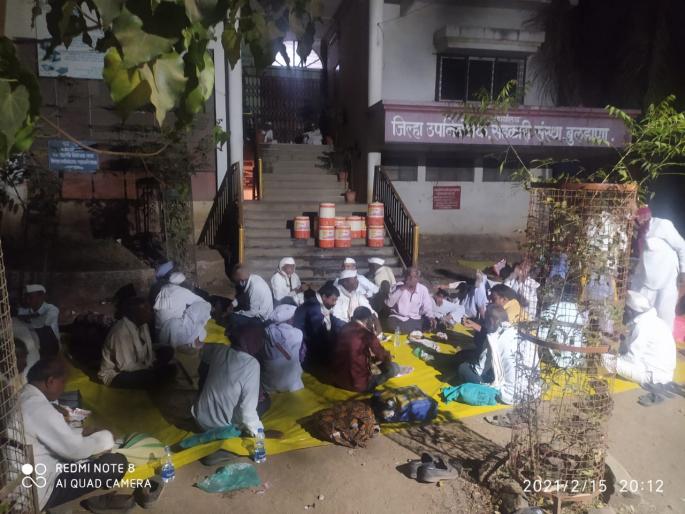 Workers stay in the office of the District Deputy Registrar for arrears | थकीत देणीसाठी कामगारांचा जिल्हा उपनिबंधक कार्यालयात मुक्काम Workers stay in the office of the District Deputy Registrar for arrears | थकीत देणीसाठी कामगारांचा जिल्हा उपनिबंधक कार्यालयात मुक्काम