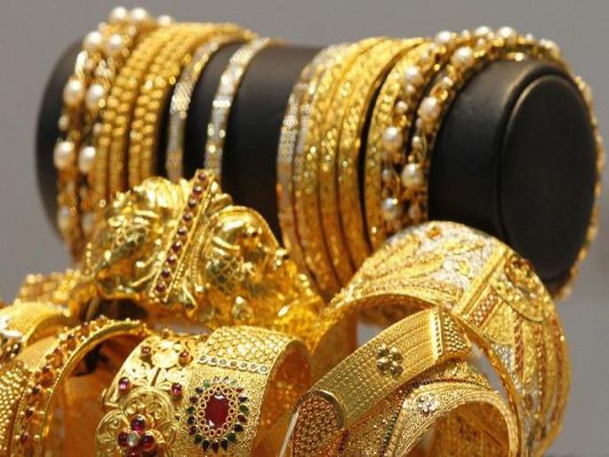dusehara : Great enthusiasm for buying gold in Jalgaon | दस:याच्या मुहूर्तावर जळगावात सोने खरेदीसाठी प्रचंड उत्साह dusehara : Great enthusiasm for buying gold in Jalgaon | दस:याच्या मुहूर्तावर जळगावात सोने खरेदीसाठी प्रचंड उत्साह