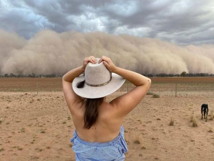 After fire pics of dust storm in Australia goes viral | Video : आगीच्या तांडवानंतर आता ऑस्ट्रेलियात आलं वाळूचं वादळ, व्हिडीओ पाहून उडेल तुमचा थरकाप! After fire pics of dust storm in Australia goes viral | Video : आगीच्या तांडवानंतर आता ऑस्ट्रेलियात आलं वाळूचं वादळ, व्हिडीओ पाहून उडेल तुमचा थरकाप!