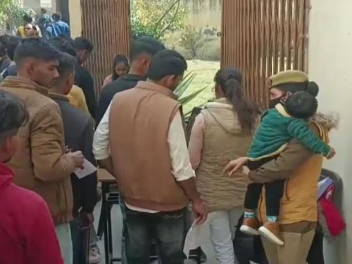 up constable recruitment exam lady constable on duty with her child in her lap sp praised | मां तुझे सलाम! दीड वर्षांच्या लेकाला कुशीत घेऊन 'तिने' बजावलं कर्तव्य; अधिकाऱ्यांकडून कौतुक up constable recruitment exam lady constable on duty with her child in her lap sp praised | मां तुझे सलाम! दीड वर्षांच्या लेकाला कुशीत घेऊन 'तिने' बजावलं कर्तव्य; अधिकाऱ्यांकडून कौतुक