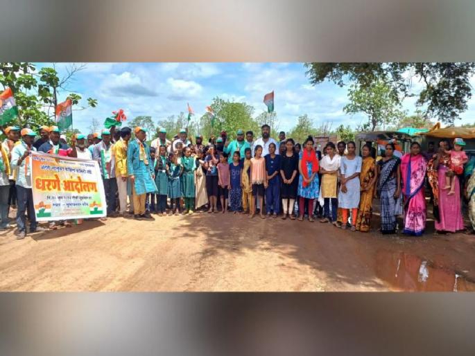 Surajgarh road damage due to iron ore transport; Students are likely to be deprived of education due to the closure of buses | राष्ट्रपती दौऱ्यावर, आदिवासी विद्यार्थी वाऱ्यावर... Surajgarh road damage due to iron ore transport; Students are likely to be deprived of education due to the closure of buses | राष्ट्रपती दौऱ्यावर, आदिवासी विद्यार्थी वाऱ्यावर...