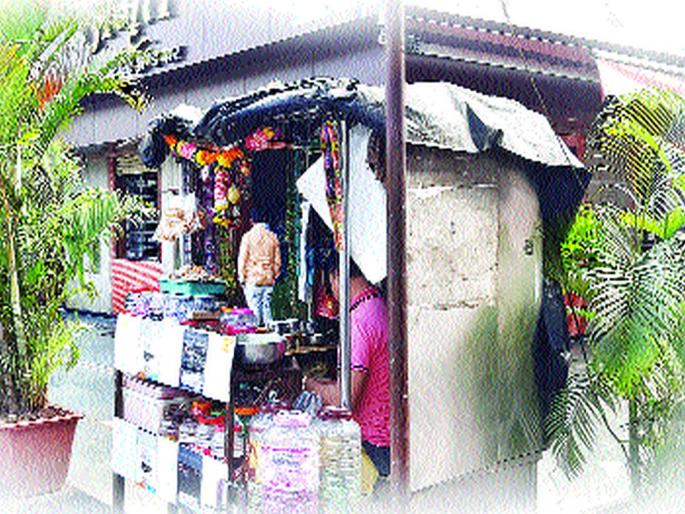 Abattoirs outside the hotel continue to abide | हॉटेलबाहेरील पानटपऱ्यांना अभय सुरूच Abattoirs outside the hotel continue to abide | हॉटेलबाहेरील पानटपऱ्यांना अभय सुरूच